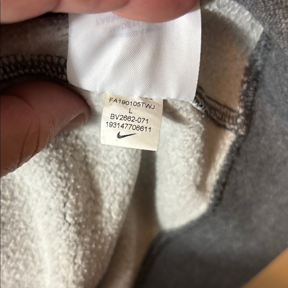 Nike women’s Crewneck Sweatshirt - Picture 9 of 9